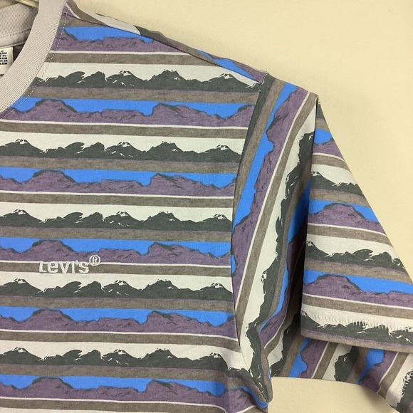 Levi's Red Tab Men’s Mountain Print Tee-Shirt Size Medium NWT - Picture 3 of 14